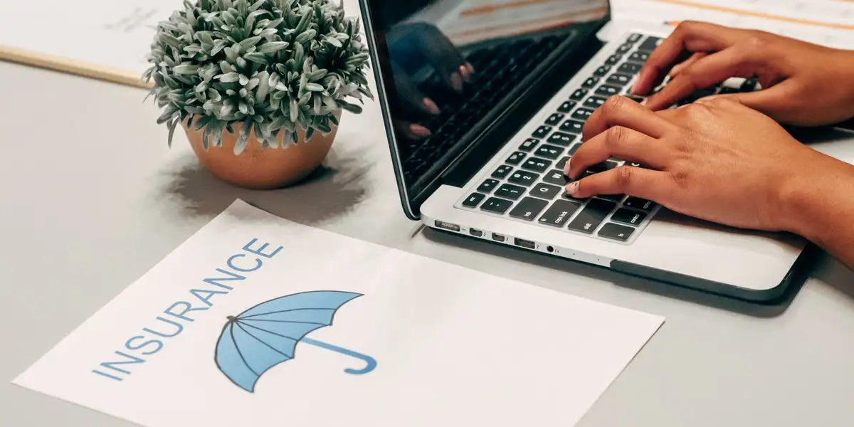 Personne consultant son espace client MMA sur un ordinateur portable, interface sécurisée et lumineuse